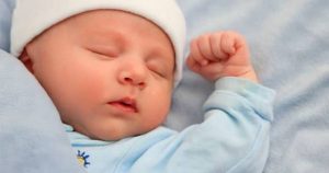 1-aylik-bebek-nasil-beslenmeli